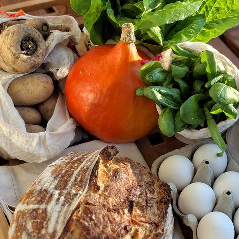 Sesongin lähisatokassi - kasvikset, kananmunat ja leipä